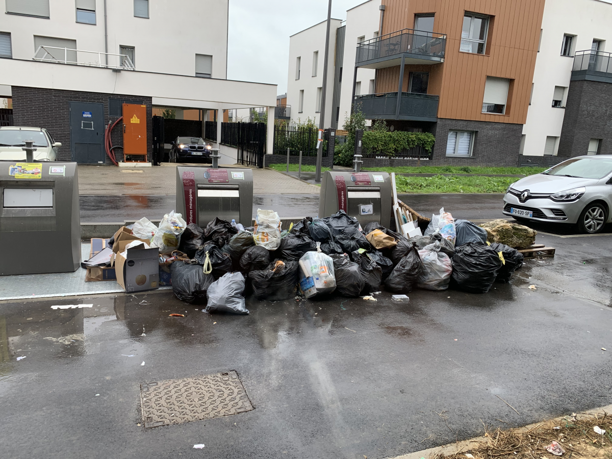 Déplacer le point de collecte de poubelle du 2 rue pavée dans un endroit où cela ne gêne personne.