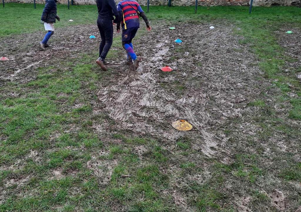 Pour le bien-être et la survie du club un terrain synthétique devient obligatoire. Aidez Les adhérents du club de Saclay