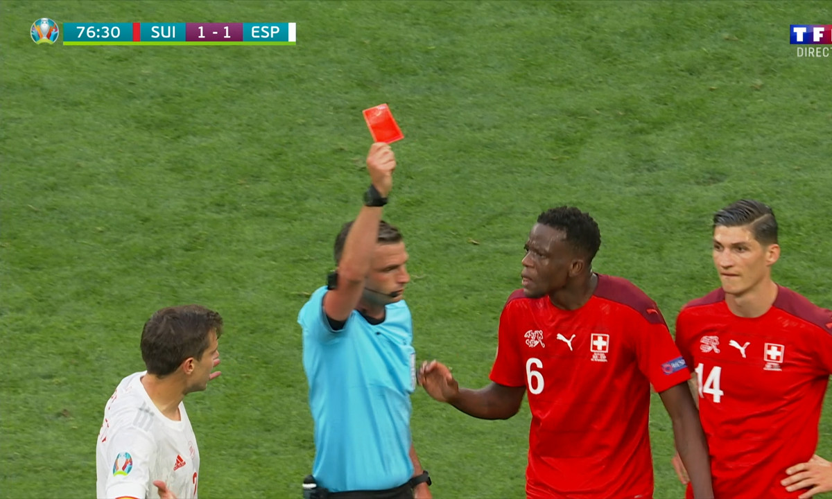 Rejouer le match Suisse Espagne car l'arbitre était vendu.