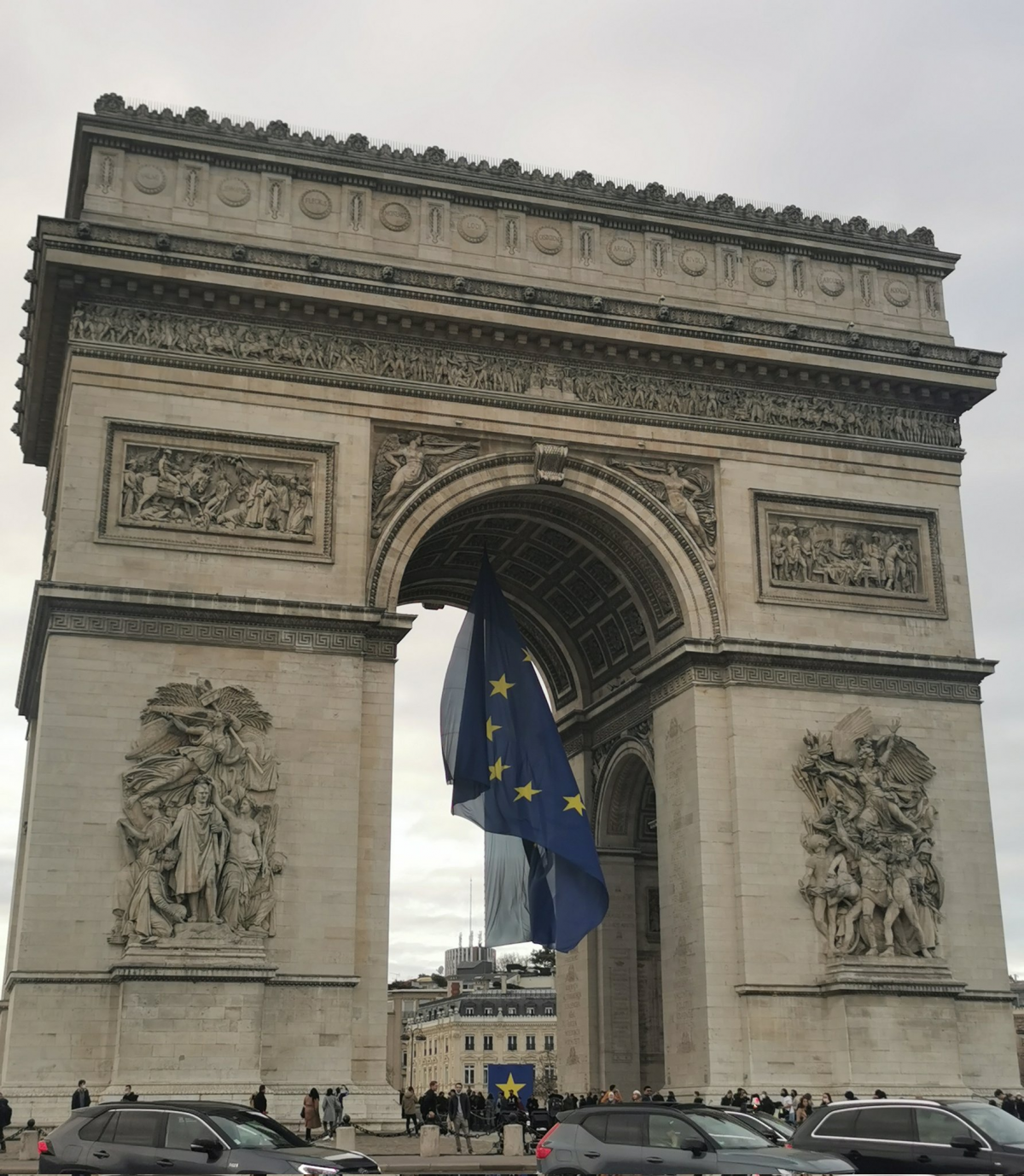 Retrait immédiat du drapeau de l'Union Européenne sur l'Arc de Triomphe