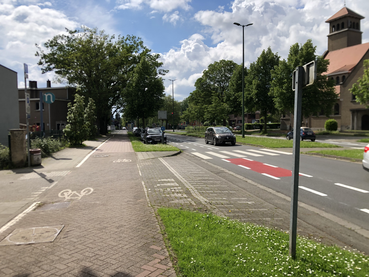 NON AUX 3 PISTES CYCLABLES AVENUE EMILE VANDERVELDE B1200 WOLUWE ST LAMBERT