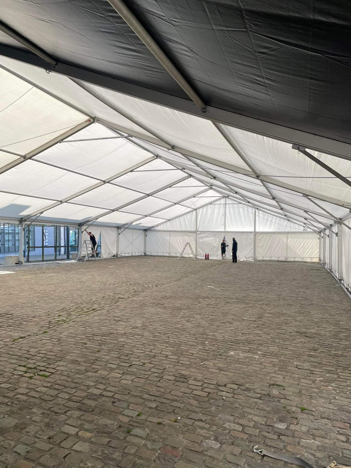 NON à la vente du chapiteau communal de Saint Hubert.