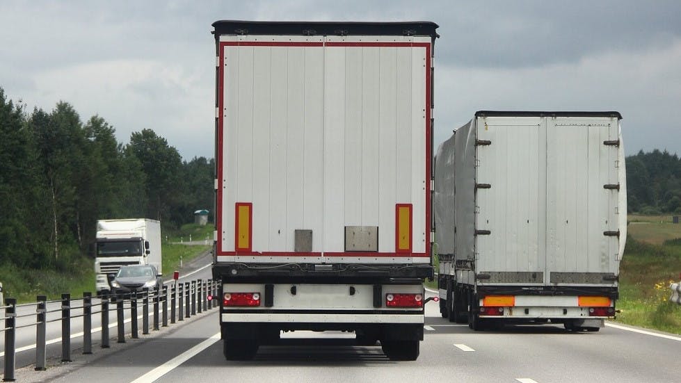 Interdisons les dépassements de poids lourds sur les autoroutes à deux voies