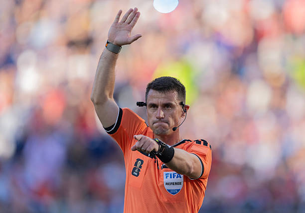 Licenciement de Ilgiz Tantashev (arbitre de Paraguay - France)