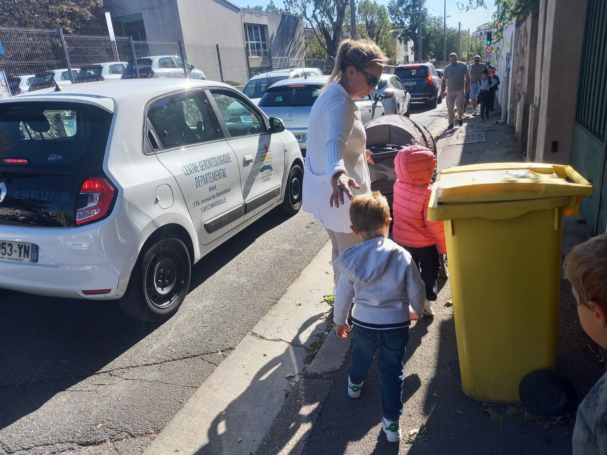 Sécurité des trottoirs avenue Montolivet et entrées Ecole Elémentaire Petit Bosquet : La vie de nos enfants en danger!